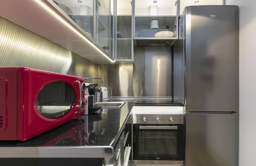 Guindalera Apartment | HOMEABOUT DIEGO DE LEON APARTMENT I