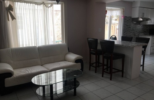 Agincourt North Bed & Breakfast | HomeDel
