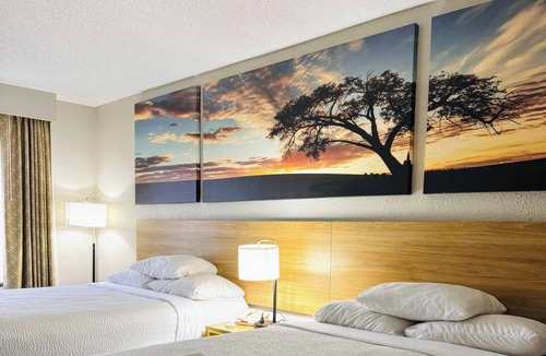 Newnan Hotel | HomeLodge