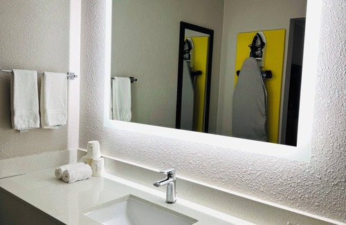 Newnan Hotel | HomeLodge