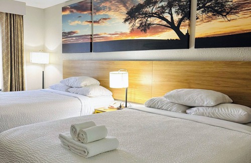 Newnan Hotel | HomeLodge