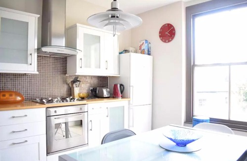 Askew Apartment | Homely 2-Bed in Vibrant Shepherds Bush