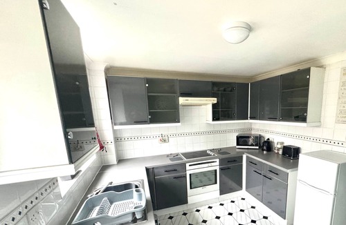 Kidlington House | Homely 2 bedroom house, parking