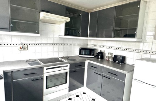 Kidlington House | Homely 2 bedroom house, parking