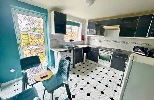 Kidlington House | Homely 2 bedroom house, parking