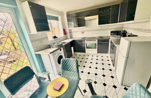 Kidlington House | Homely 2 bedroom house, parking