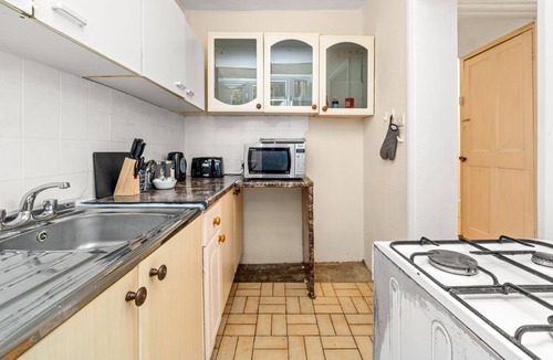 Bowes House | Homely 4-bedroom house with 2 baths & free parking