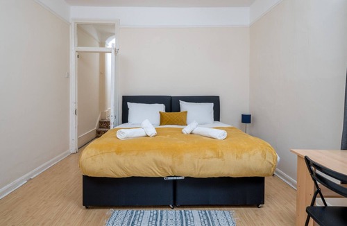 Bowes House | Homely 4-bedroom house with 2 baths & free parking