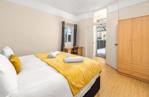 Bowes House | Homely 4-bedroom house with 2 baths & free parking