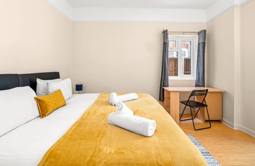 Bowes House | Homely 4-bedroom house with 2 baths & free parking