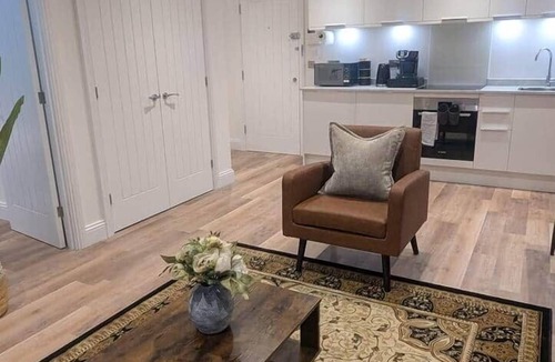 Gravesend Apartment | Homely and Lush 1 Bed Apartment at Gravesend