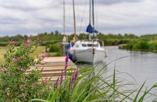 Oulton Broad Other | Homely Caravan With Decking And Wifi In Lowestoft Ref 12097B