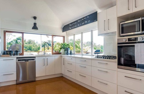 Bardon House | Homely Hideaway /Bardon