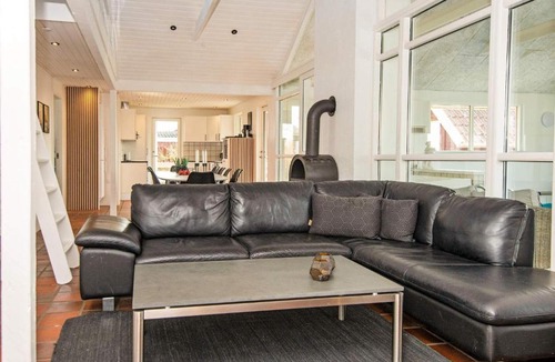 Pøt Strandby House | Homely Holiday Home in Juelsminde with Sauna