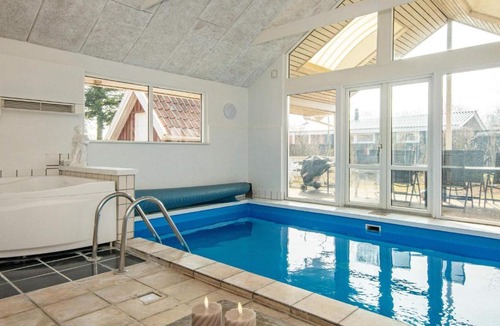 Pøt Strandby House | Homely Holiday Home in Juelsminde with Sauna