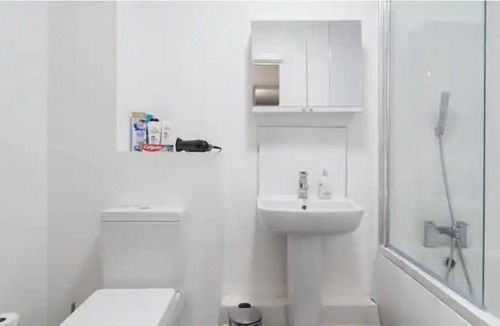 George Green Apartment | Homely Spacious 2 Bed 2 Bath Residence