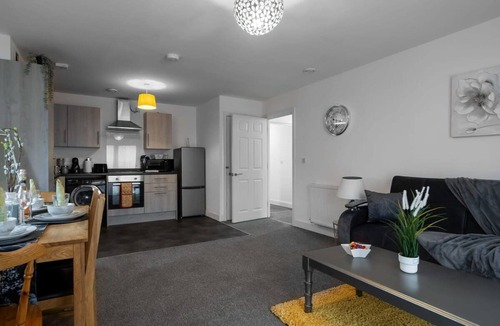 George Green Apartment | Homely Spacious 2 Bed 2 Bath Residence