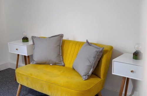 George Green Apartment | Homely Spacious 2 Bed 2 Bath Residence