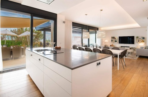 Urbanizacion Costabella Villa | Homerez - 2 m away from the beach! Villa with swimming-pool, jacuzzi and garden