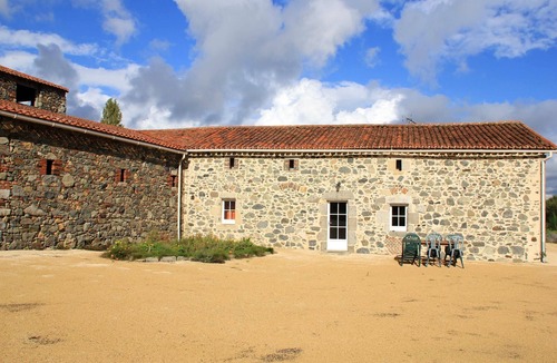 Moutiers-Sous-Chantemerle House | Homerez - Amazing house for 6 ppl. with shared pool and terrace at Moncoutant
