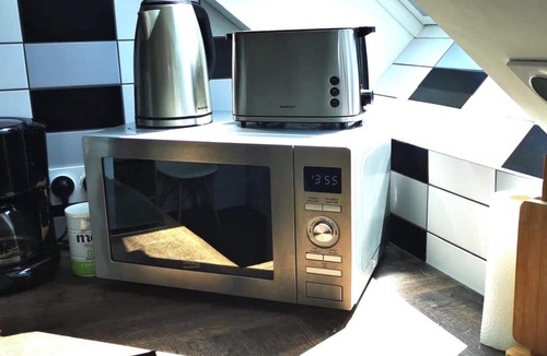Le Vivier-sur-Mer Apartment | Homerez - Apartment /Le Vivier-sur-Mer