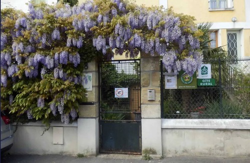 Auvers-sur-Oise Apartment | Homerez - Apartment in Auvers-sur-Oise
