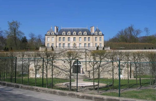 Auvers-sur-Oise Apartment | Homerez - Apartment in Auvers-sur-Oise