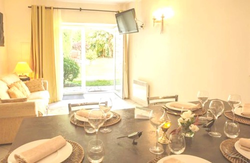 Forcalquier Apartment | Homerez - Apartment for 4 pers. with shared pool in Forcalquier