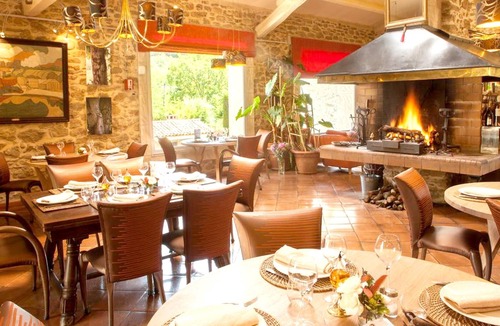 Forcalquier Apartment | Homerez - Apartment for 4 pers. with shared pool in Forcalquier