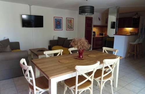 Aigues-Mortes Apartment | Homerez - Apt. Aigues-Mortes, pool.