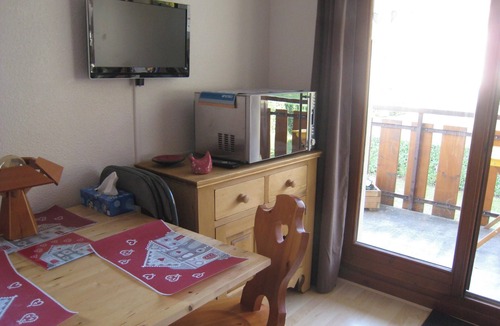 Bernex Apartment | Homerez - Apt in Bernex, mountain view