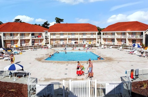 Le Verdon-sur-Mer Apartment | Homerez - Apt Verdon-sur-Mer, Shared Pool