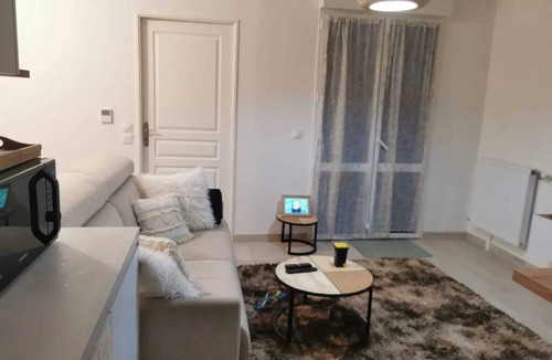 Viroflay Apartment | Homerez - Apt Viroflay park. ter.