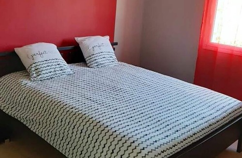 Prayssac Villa | Homerez - Big villa for 10 ppl. with swimming-pool, spa and garden at Prayssac