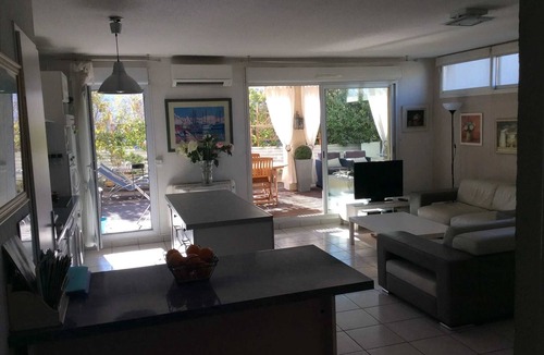 Les Caillols Apartment | Homerez - Bright Apartment in Marseille