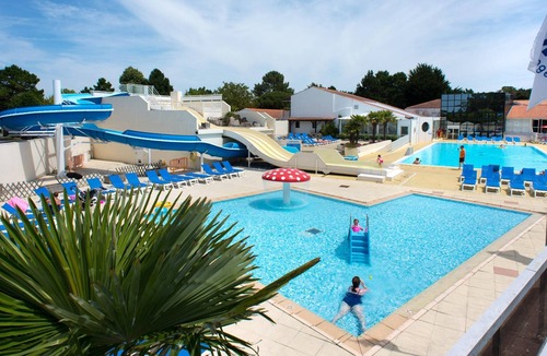 Saint-Jean-de-Monts House | Homerez - Bungalow 2 km away from the beach for 6 ppl. with shared pool