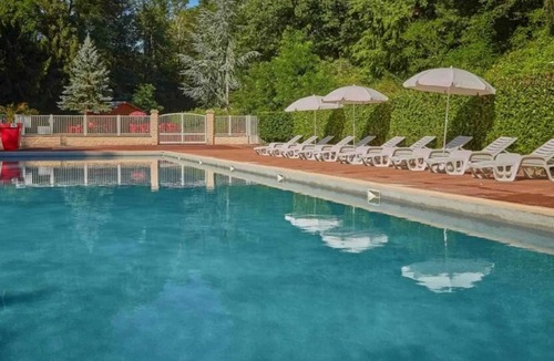 Saint-Cheron House | Homerez - Bungalow in Saint-Chéron