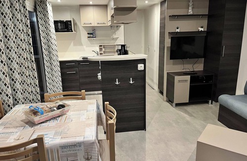 Les Mathes House | Homerez - Bungalow Les Mathes, shared pool