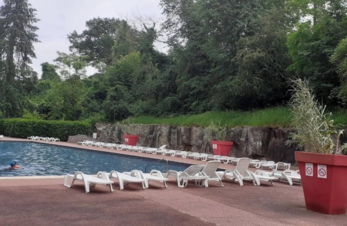 Saint-Cheron House | Homerez - Bungalow with pool in Saint-Chéron