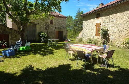 Les Junies House | Homerez - Charming House in Les Junies with Garden View