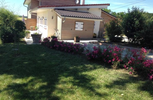 Chateney House | Homerez - Charming House in Châteney with Shared Pool