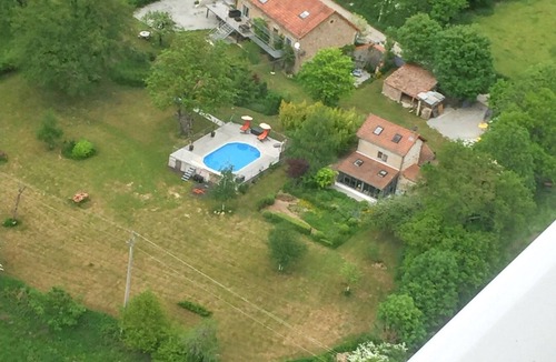 Chenerailles - Auzances - Bellegarde et Haut Pays Marchois House | Homerez - Charming house in Charron with shared pool