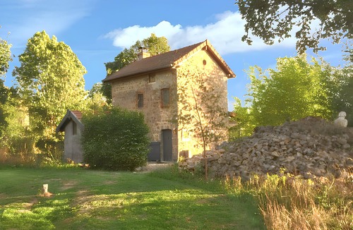 Chenerailles - Auzances - Bellegarde et Haut Pays Marchois House | Homerez - Charming house in Charron with shared pool