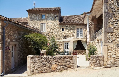 Valaurie House | Homerez - Charming house in Valaurie with shared pool.