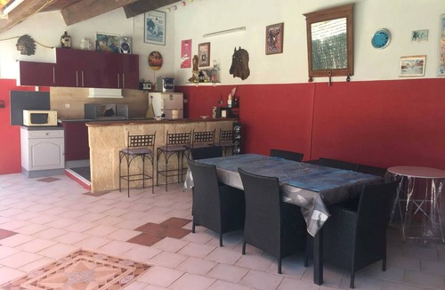 Sernhac Apartment | Homerez - Charming studio with shared pool in Sernhac - 30 m²