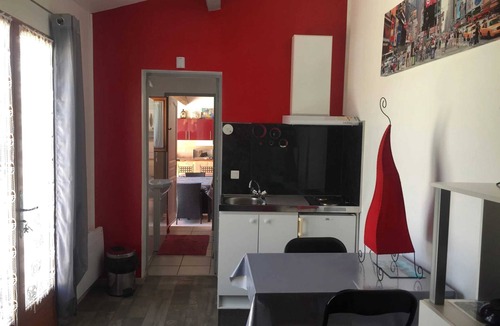 Sernhac Apartment | Homerez - Charming studio with shared pool in Sernhac - 30 m²