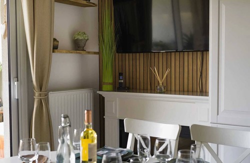 Montreuil Apartment | Homerez - Comfortable apartment in Montreuil - 80 m² - Garden view