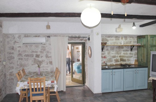 Betina Apartment | Homerez - Comfortable Apartment in Betina