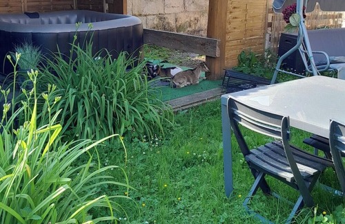 Vassens Apartment | Homerez - Comfortable Studio with Private Pool in Vassens - 16 m²