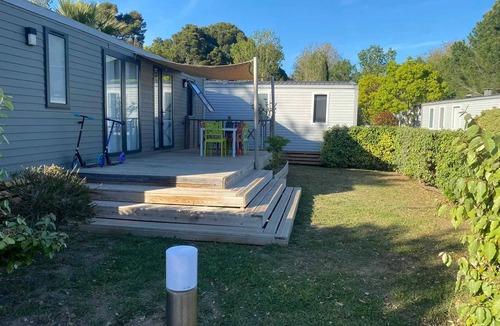 Vendres House | Homerez - Cosy Bungalow in Vendres with Shared Pool